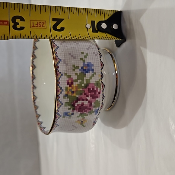 Small open sugar bowl "Petit Point" by Royal Albert. - Picture 8 of 8